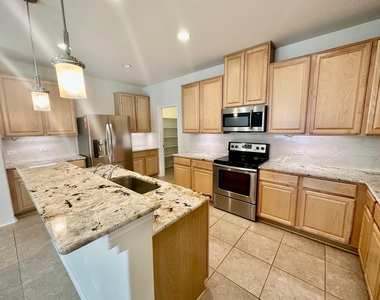413 Hunters Hill Dr - Photo Thumbnail 7