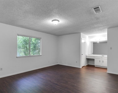 656 Mairo St - Photo Thumbnail 8