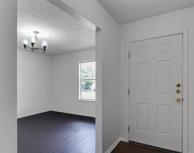656 Mairo St - Photo Thumbnail 2