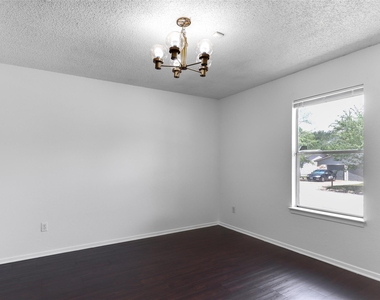 656 Mairo St - Photo Thumbnail 3