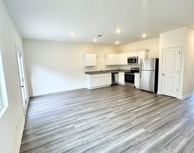 502 Robson Drive - Photo Thumbnail 2
