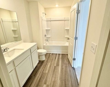 502 Robson Drive - Photo Thumbnail 6