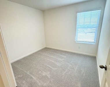 502 Robson Drive - Photo Thumbnail 4