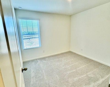 502 Robson Drive - Photo Thumbnail 5