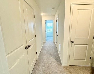 502 Robson Drive - Photo Thumbnail 9
