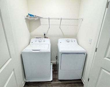 502 Robson Drive - Photo Thumbnail 8