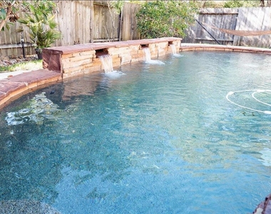 102 N Queenscliff Circle - Photo Thumbnail 1