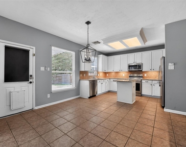 102 N Queenscliff Circle - Photo Thumbnail 13