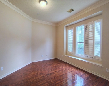 5606 Grandwood Lane - Photo Thumbnail 6