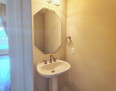 5606 Grandwood Lane - Photo Thumbnail 20