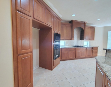 5606 Grandwood Lane - Photo Thumbnail 15