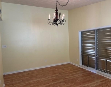 325 Mackeral Street - Photo Thumbnail 3