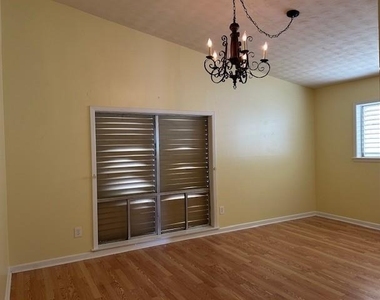 325 Mackeral Street - Photo Thumbnail 2