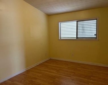 325 Mackeral Street - Photo Thumbnail 6