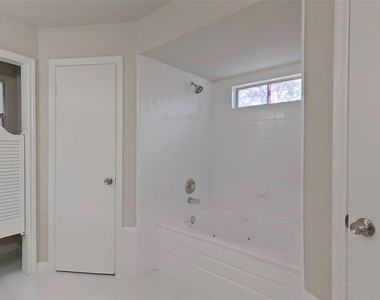 20206 Lake Sherwood Drive - Photo Thumbnail 11