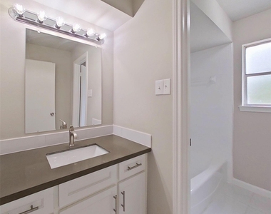 20206 Lake Sherwood Drive - Photo Thumbnail 9