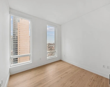 West 43rd Street - Photo Thumbnail 5