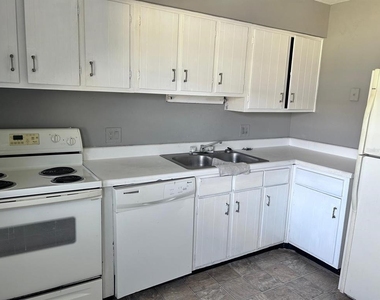 1625 W Oak Ridge Road - Photo Thumbnail 5