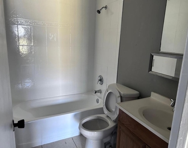 1625 W Oak Ridge Road - Photo Thumbnail 7