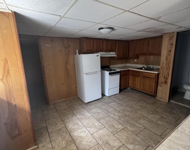 906 W Market Street - Photo Thumbnail 3
