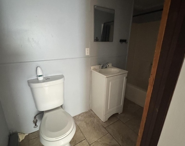 906 W Market Street - Photo Thumbnail 9