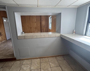 906 W Market Street - Photo Thumbnail 5