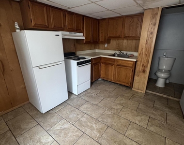906 W Market Street - Photo Thumbnail 2