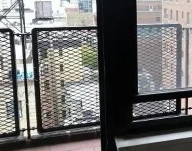 East 35th Street By Lexington Ave - Photo Thumbnail 3