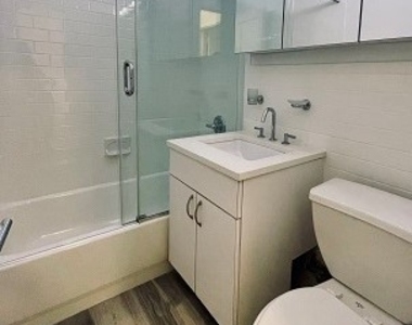 East 35th Street By Lexington Ave - Photo Thumbnail 2