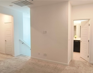 600 N Carriage Hill Drive - Photo Thumbnail 8