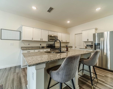 222 Knightsbridge Lane - Photo Thumbnail 8