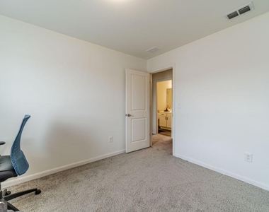 222 Knightsbridge Lane - Photo Thumbnail 15