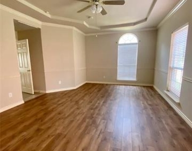 8004 Case Drive - Photo Thumbnail 11