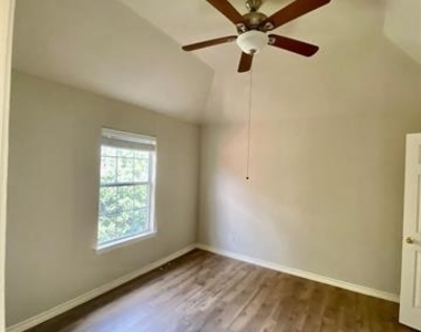 8004 Case Drive - Photo Thumbnail 18