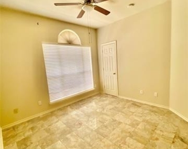8004 Case Drive - Photo Thumbnail 4