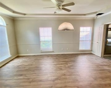 8004 Case Drive - Photo Thumbnail 7