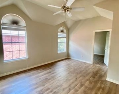 8004 Case Drive - Photo Thumbnail 16