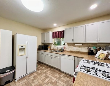 310 W 15th Street - Photo Thumbnail 18