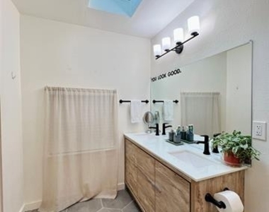 310 W 15th Street - Photo Thumbnail 13