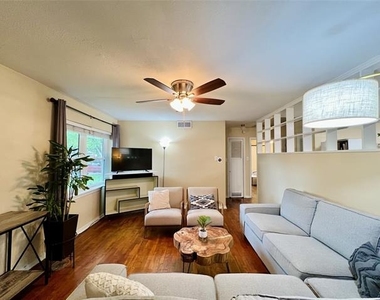 310 W 15th Street - Photo Thumbnail 4