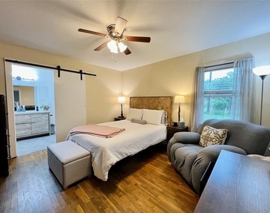 310 W 15th Street - Photo Thumbnail 6