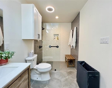 310 W 15th Street - Photo Thumbnail 9