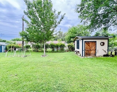 310 W 15th Street - Photo Thumbnail 28