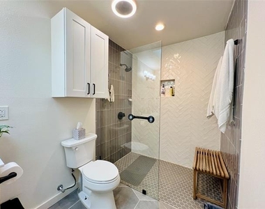 310 W 15th Street - Photo Thumbnail 10