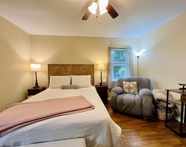 310 W 15th Street - Photo Thumbnail 8