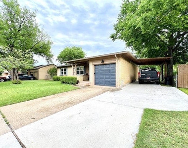 310 W 15th Street - Photo Thumbnail 2