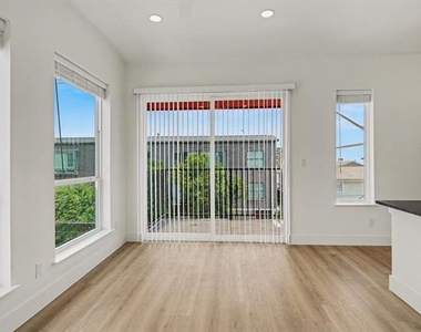 2217 N Fitzhugh Avenue - Photo Thumbnail 9