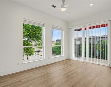 2217 N Fitzhugh Avenue - Photo Thumbnail 5