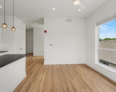 2217 N Fitzhugh Avenue - Photo Thumbnail 25