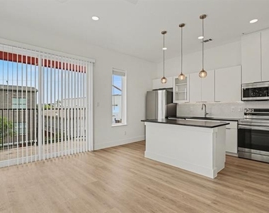 2217 N Fitzhugh Avenue - Photo Thumbnail 8